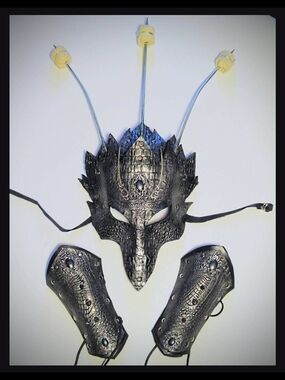 Black Dragon-Scale Leather Mask and Gauntlet  Set